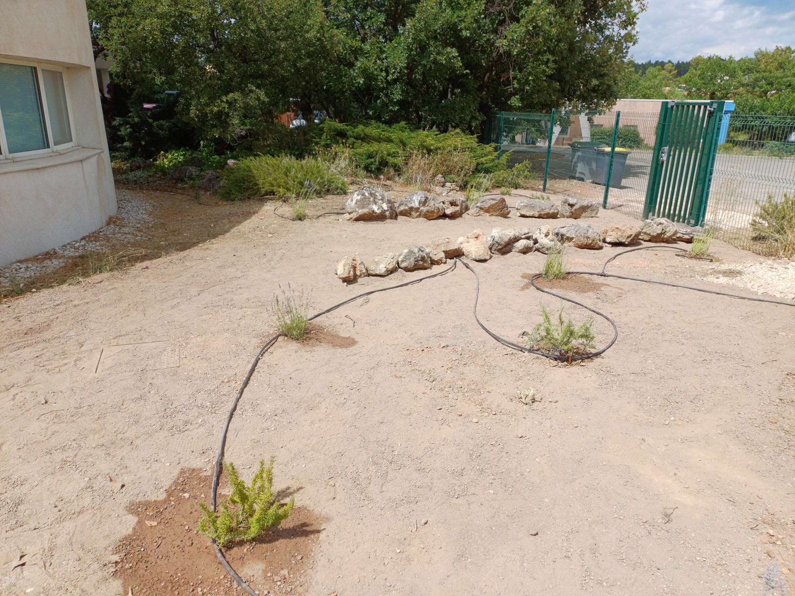 Mettre à niveau un terrain en pente pour le terrassement d'une piscine creusée en béton à Cuers dans le Var (83)