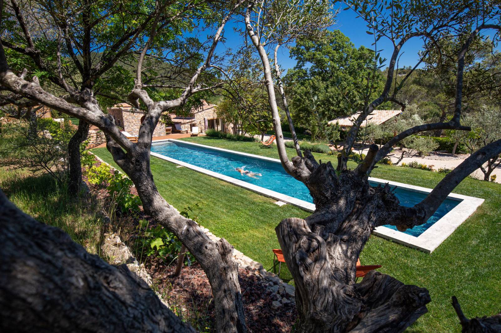 Paysagiste pour création de jardin avec lur de soutènement en pierre naturelle à Cuers dans le Var (83)
