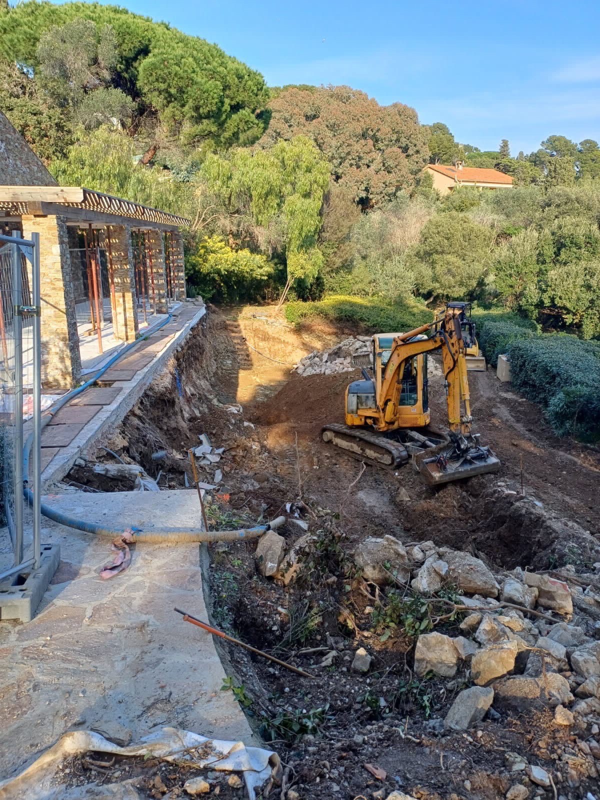 Création d'un escalier en pierres naturelles en extérieur par un paysagiste spécialisé à Cuers dans le Var (83)