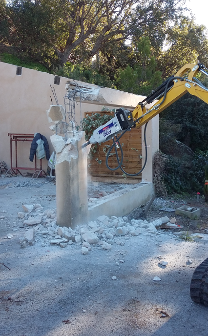 Démolition au BRH d'un mur extérieur dans un terrain privé à Hyères 83