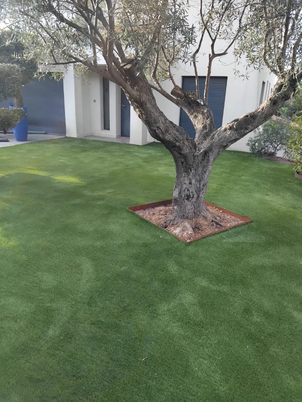 Pose de Gazon Synthétique à Hyères : Aménagement de Jardins Durables et Sans Entretien
