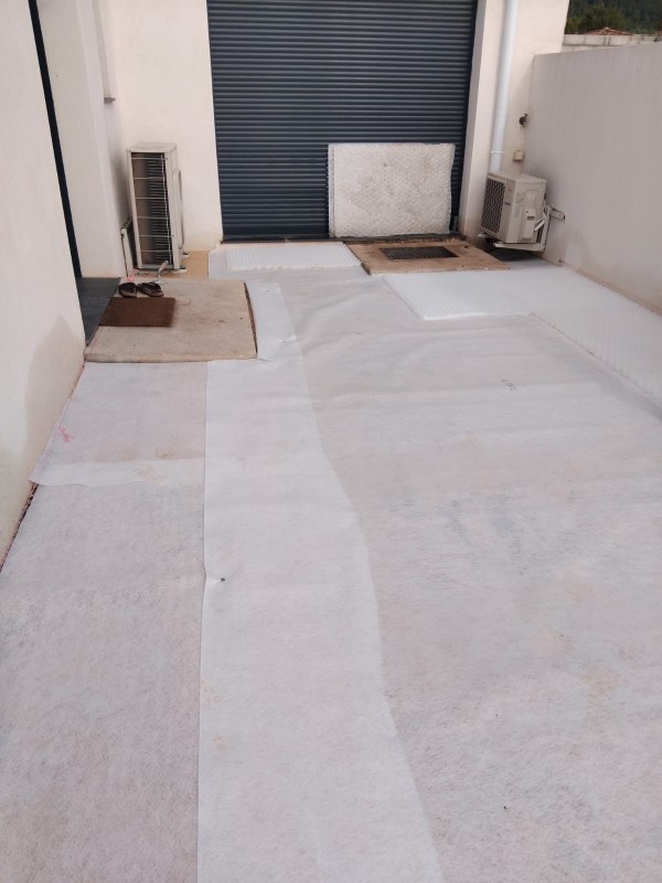 Pose de dalle de stabilisation sur la terre avec travaux préparatoire du terrain d'une maison moderne à Cuers dans le Var