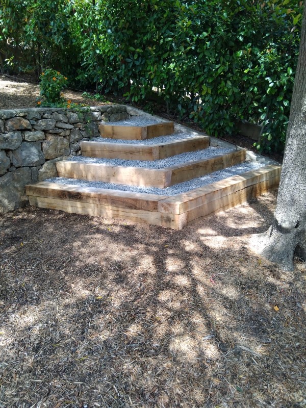 Escalier carré en traverse de chêne avec remplissage en gravier pour accès à une restanque surélevée à Hyères 
