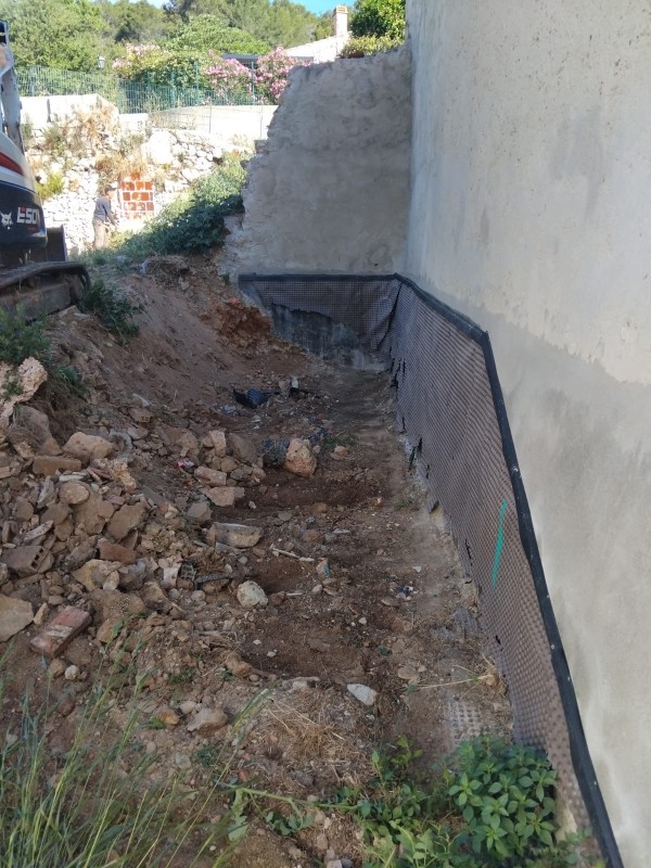 Création d'une rampe en béton et place de stationnement à Carnoules