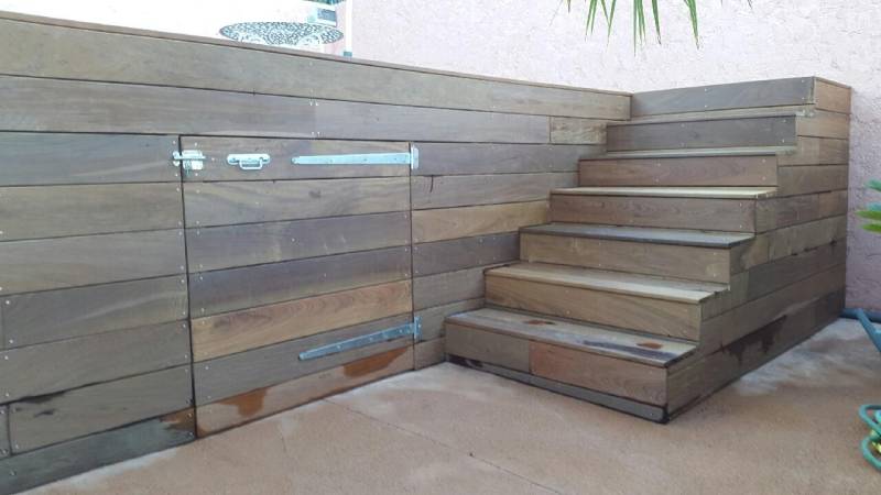 Espace de rangement sous terrasse ipe proche d'une piscine hors sol à Hyères