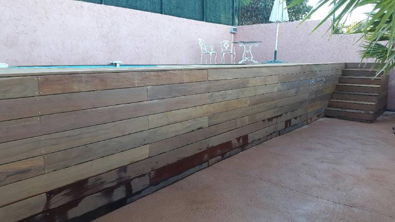 Coffrage en bois ipe d'une piscine hors sol pour harmonisation avec l'environnement à hyères