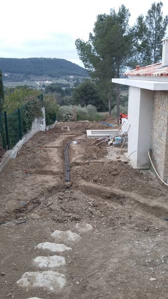 Aménagement d'un terrain en pente avec enrochement et plantation dans le Var