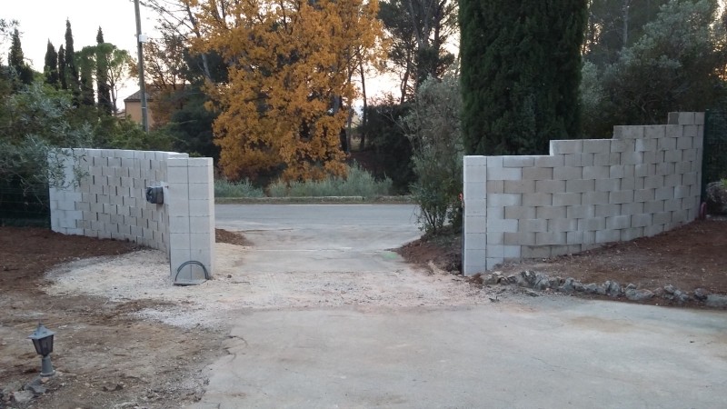 Maçonnerie en agglos pour pose de portail automatique électrique à Cuers dans le Var