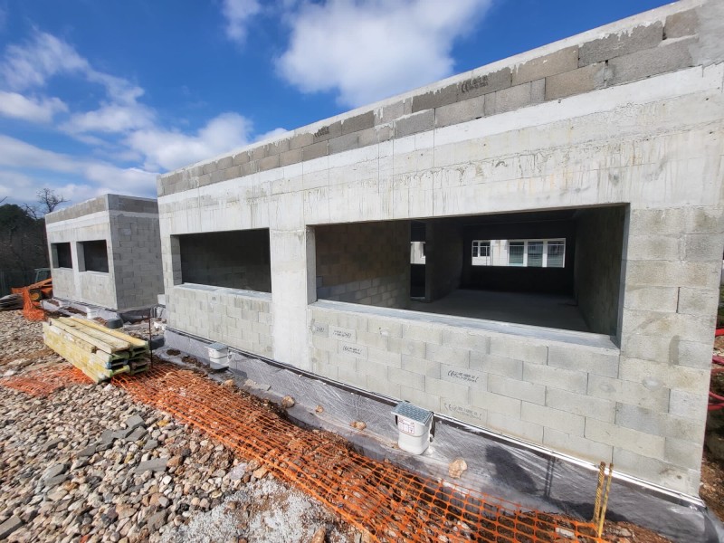 Préparation sol autour d'une maison pour pose de drain en périphérie d'une construction neuve à Brignoles proche Rocbaron dans le Var