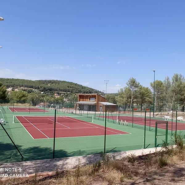 ennis Club Carnoulais : un pilier du sport local soutenu par RTP - Réseau Terrassement Paysage