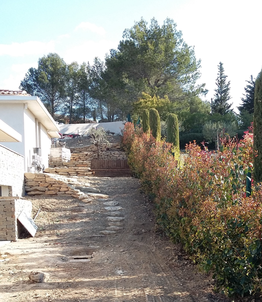 Enrochement pour mettre en valeur un terrain en pente dans le Var