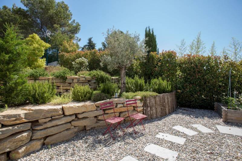 Enrochement en pierres sèches et pose de gravier pour un espace détente à Solliès dans le Var