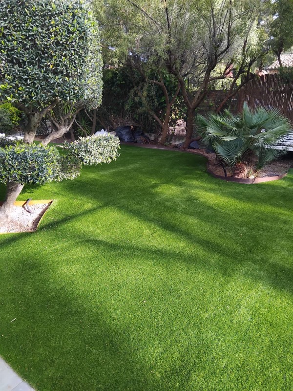Pose de Gazon Synthétique à Hyères : Aménagement de Jardins Durables et Sans Entretien