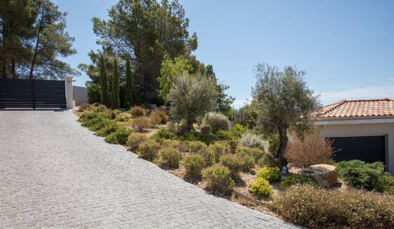 accès de villa en pavé avec plantations méditerranéennes dans une maison privé à Hyères dans le Var 83