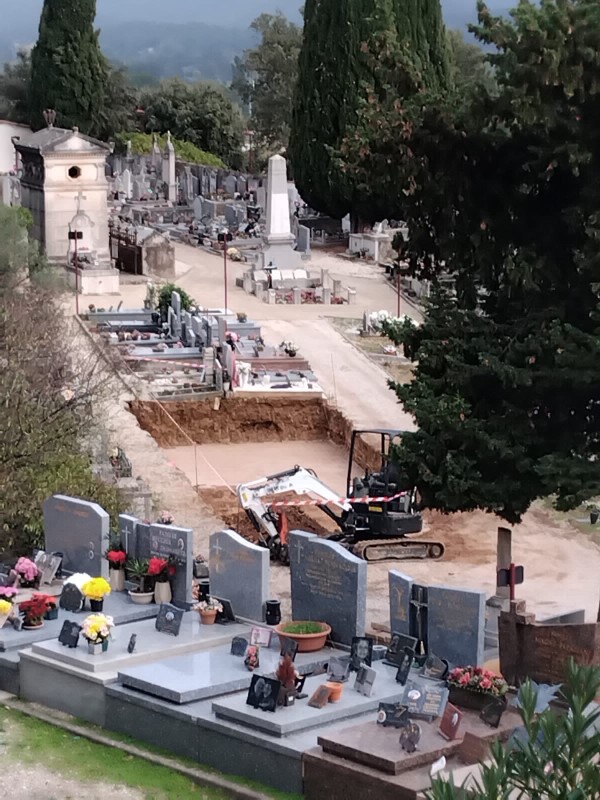 Préparation et nivellement fosse pour la pose de caveaux funéraires à Carnoules proche de Cuers