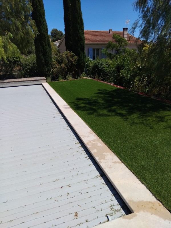 Gazon synthétique en pourtour de piscine pour l'aménagement de son jardin à Hyères