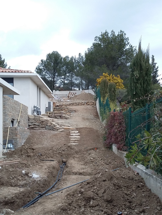 Aménagement d'un terrain en pente avec enrochement et plantation dans le Var