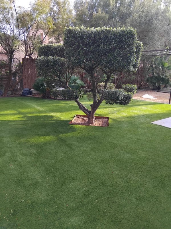 Pose de Gazon Synthétique à Hyères : Aménagement de Jardins Durables et Sans Entretien