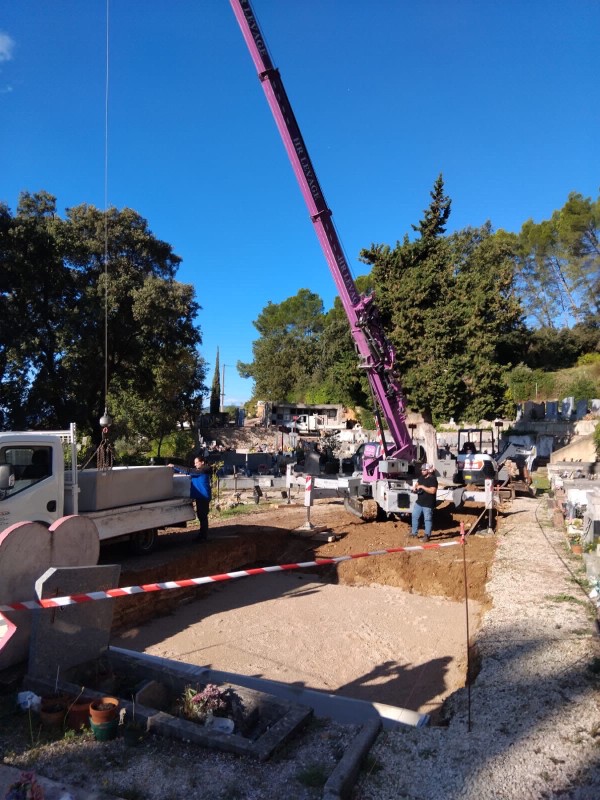 Mise en place de caveaux funéraires en béton avec matériel de levage adapté à Carnoules dans le Var