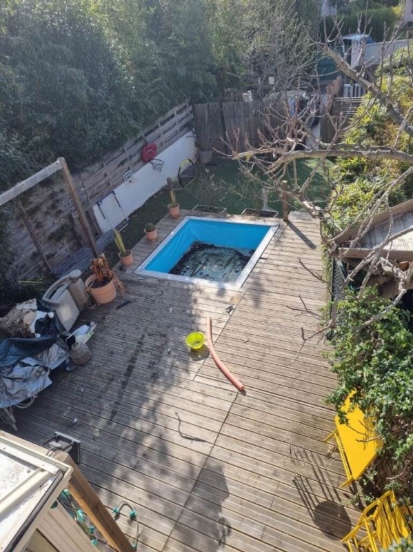 Jardin avant la pose de gazon synthétique à Toulon dans le 83