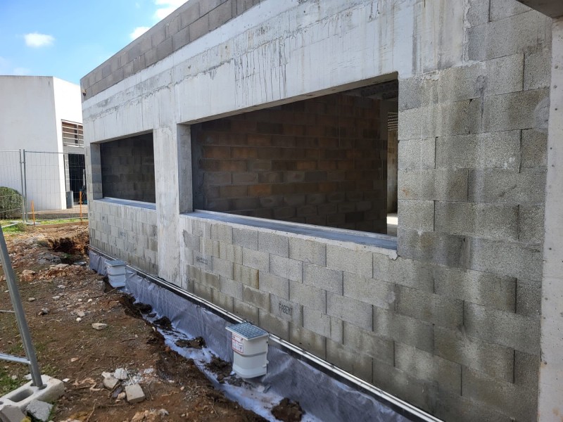 Mise en place d'un drain autour d'une maison pour protéger les murs de l'humidité à Brignoles et alentours