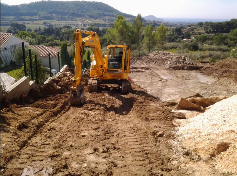 Aménagement d'un terrain en pente avec enrochement et plantation dans le Var