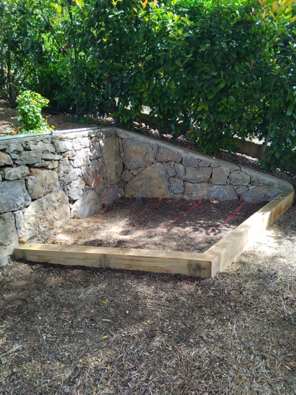 Création d'un escalier carré pour accès à la restanque supérieure d'un jardin en pente à Hyères