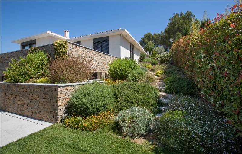Création d'un enrochement pour un terrain en pente avec plantation dans le Var