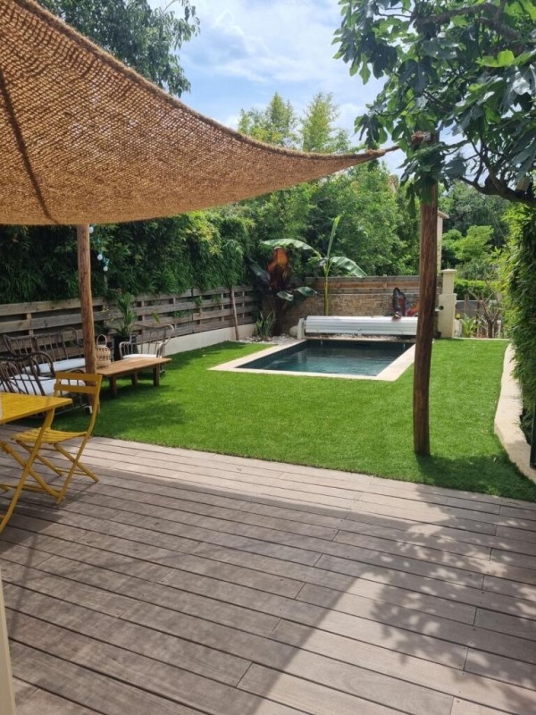 Aménagement de petit jardin à Toulon avec gazon synthétique
