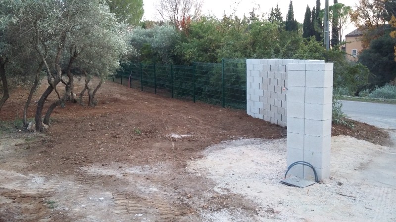 Pose de clôture rigide pour mise en sécurité d'une maison individuelle à Cuers dans le Var