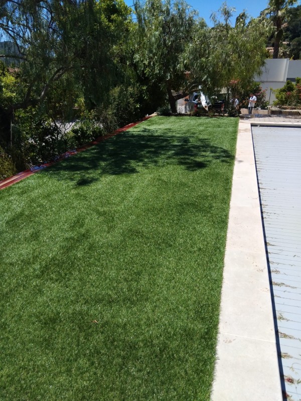 Pelouse synthétique verte et brin long pour un aspect naturel et facile d'entretien à Hyères proche de Carqueiranne