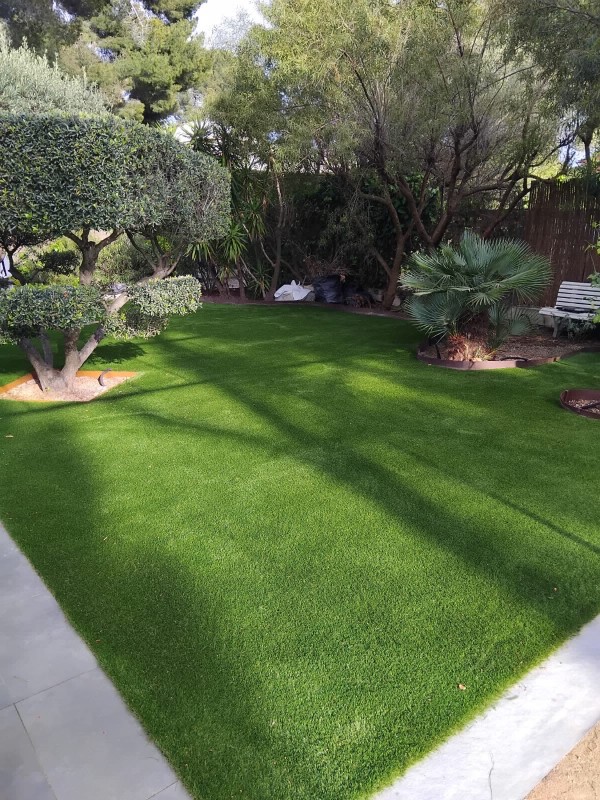 Pose de Gazon Synthétique à Hyères : Aménagement de Jardins Durables et Sans Entretien