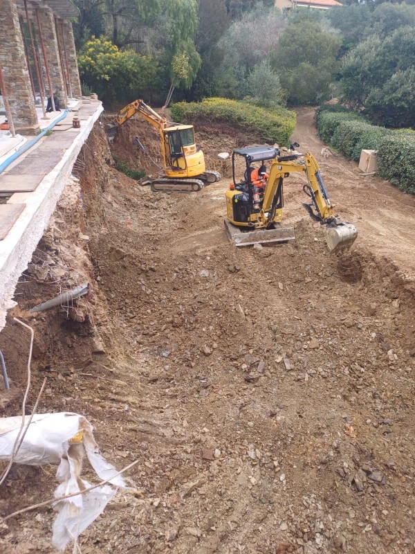 Terrassement maison avec évacuation des terres à Hyères proche Carqueiranne dans le Var 