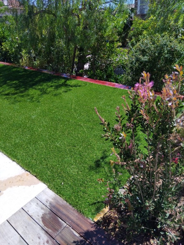 Pose de pelouse artificielle autour d'une piscine enterrée à Hyères proche de Carqueiranne
