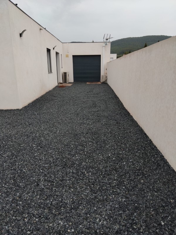 Pose de dalles alvéolées dans chemin d'accès au garage d'une maison contemporaine à Cuers 