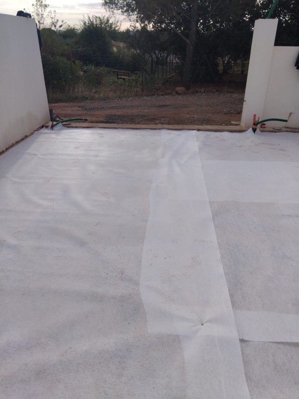 Aplanissement du terrain et pose de géotextile avant pose de dalle alvéolée chez un particulier à Cuers
