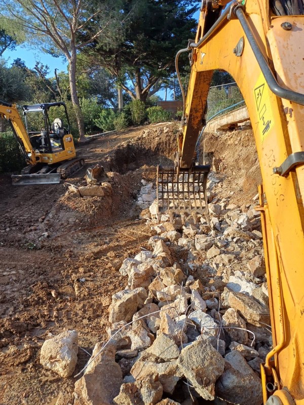 Criblage de la terre et évacuation à la suite d'un terrassement de fondation maison à Hyères et alentours