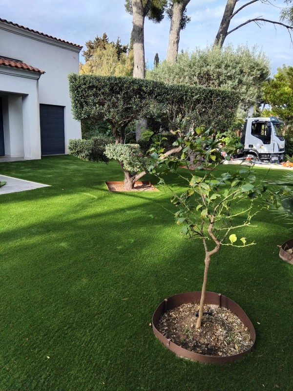 Pose de Gazon Synthétique à Hyères : Aménagement de Jardins Durables et Sans Entretien