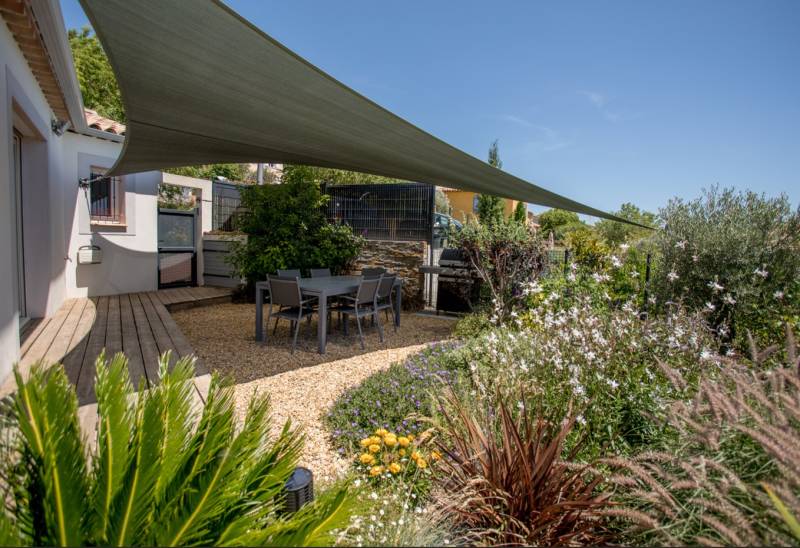 Espace repas extérieur ombragé et arboré à Carnoules dans le Var