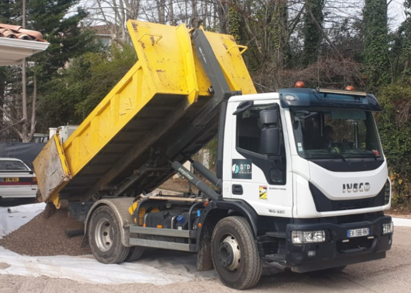 Camion ampliroll pour évacuations des terres suite à un terrassement dans le Var