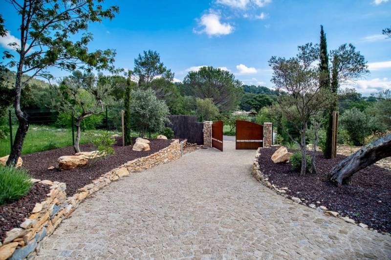 Création d'une allée d'une maison avec plantation à Solliès dans le 83