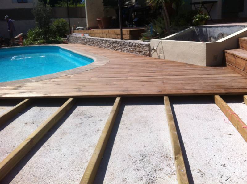 Pose de lame de bois pour création d'une terrasse autour d'une piscine à Hyères dans le Var