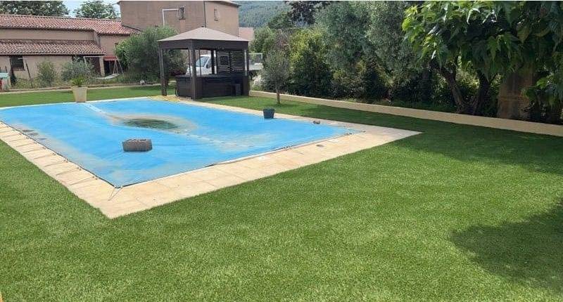 Installation d'un gazon synthétique à aspect naturel autour d'une piscine enterrée dans le Var à Cuers