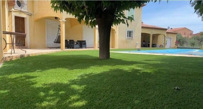 Devis gazon synthétique pour l'aménagement extérieur autour d'une piscine à Cuers dans le Var