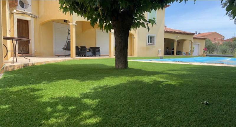 Pose de gazon synthétique haute densité dans un jardin résidentiel à Cuers