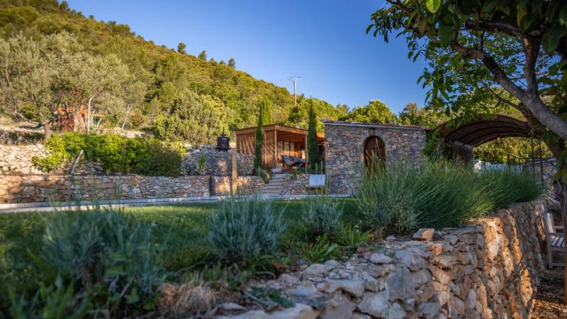 Aménagement extérieur paysagiste d’un jardin dans une maison à Solliès Pont