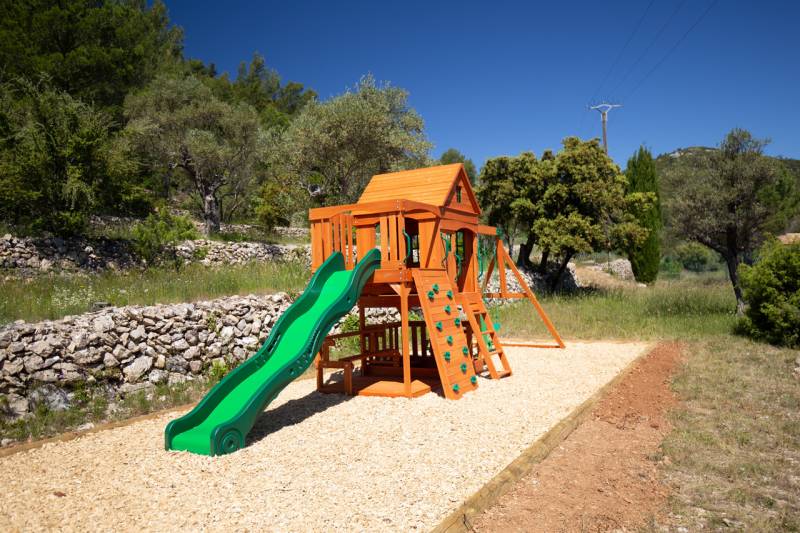 Création d'un espace jeux d'enfants avec sol souple à Solliès dans le Var
