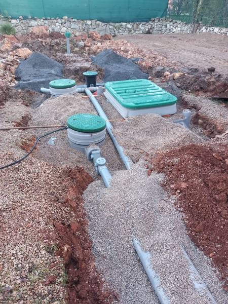 Spécialiste en viabilisation de terrain ous propose d’installer votre système d’assainissement individuel ou fosse toutes eaux à Garéoult proche de Rocbaron