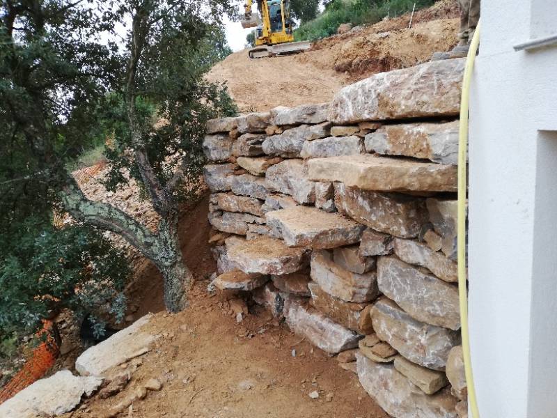 Enrochement avec escalier intégrée pour faciliter l'accès à une partie du jardin inaccessible à Hyères  