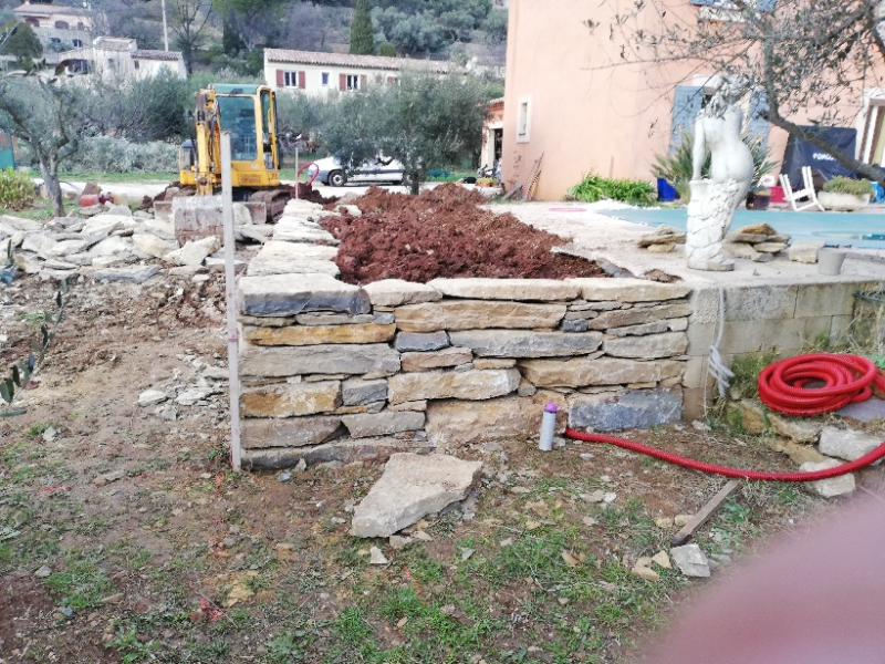 Création d'un enrochement en pierre pour plantation autour d'une piscine à Solliès Toucas dans le Var